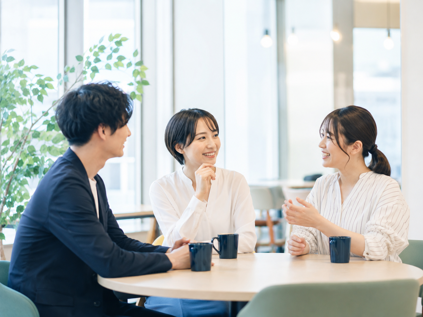 カジュアル面談のイメージ。スタッフと候補者がコーヒーを飲みながら話している様子
