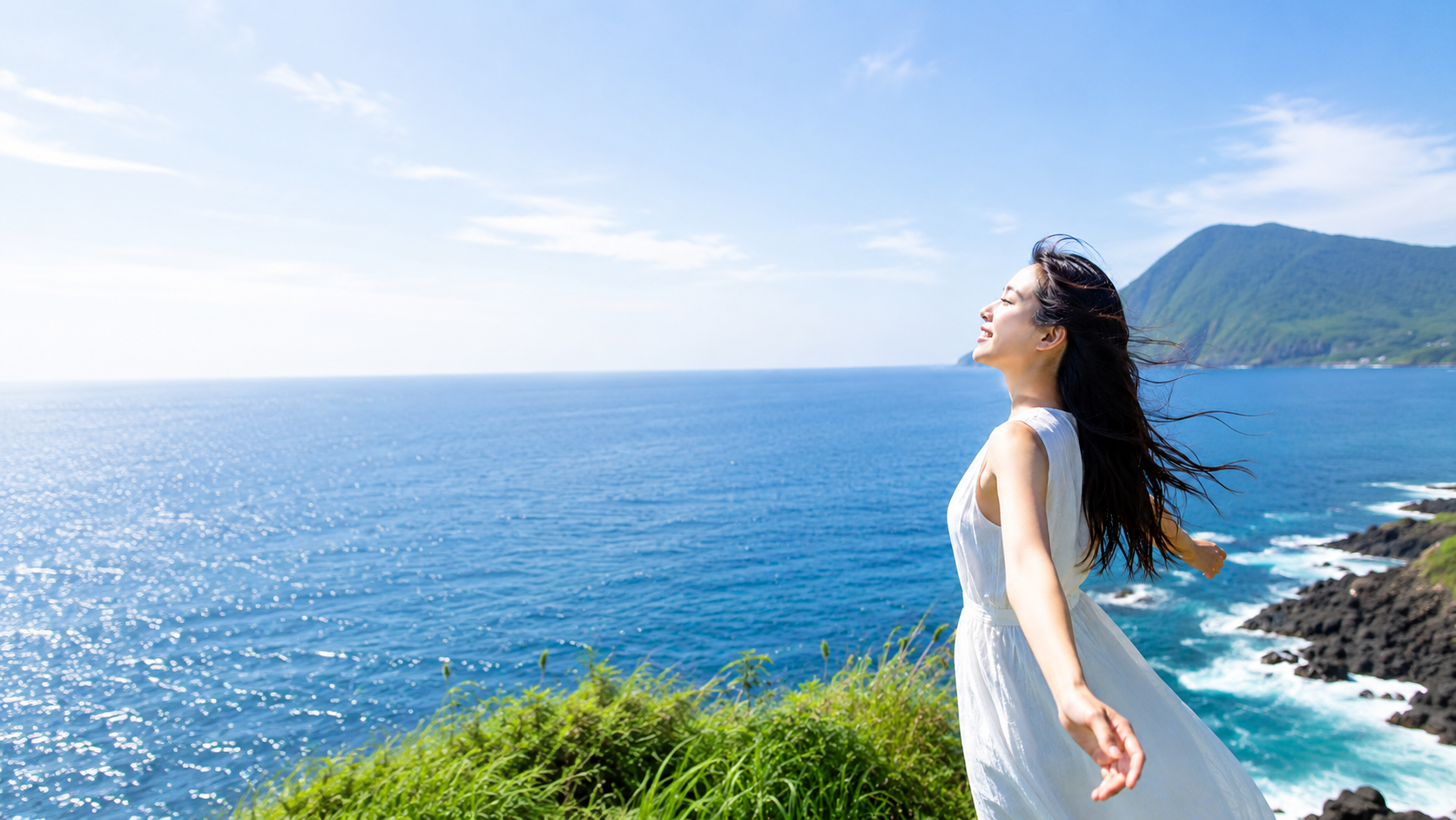 八丈島の海を望む女性